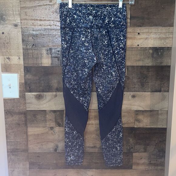 Athleta Sandstone Salutation Tight Mesh Cut Out
Athletic Workout Leggings - Picture 6 of 8